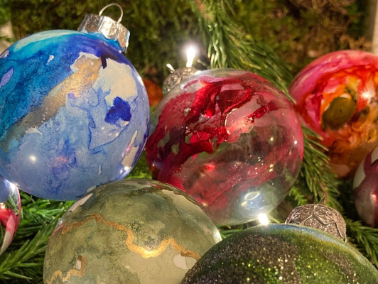 Gemarmerde kerstballen maken met alcoholische inkt