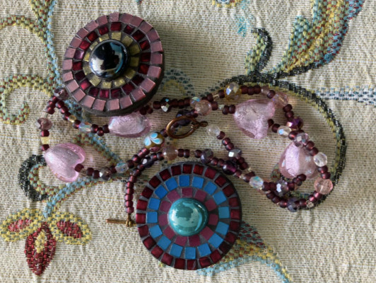 Ketting en broche met kunsthars mozaïek